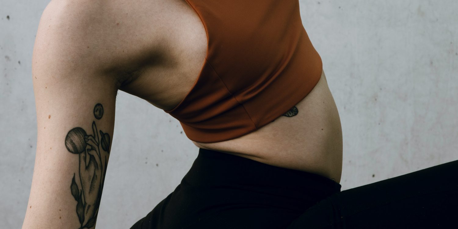 Mujer haciendo yoga detalle pecho y cadera